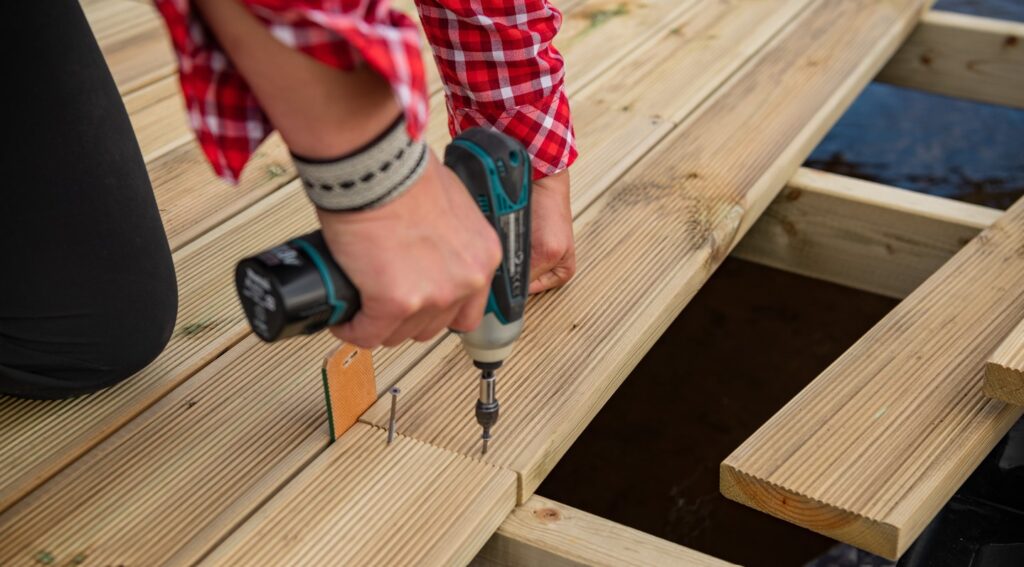 schwimmsteg aus holz bauen