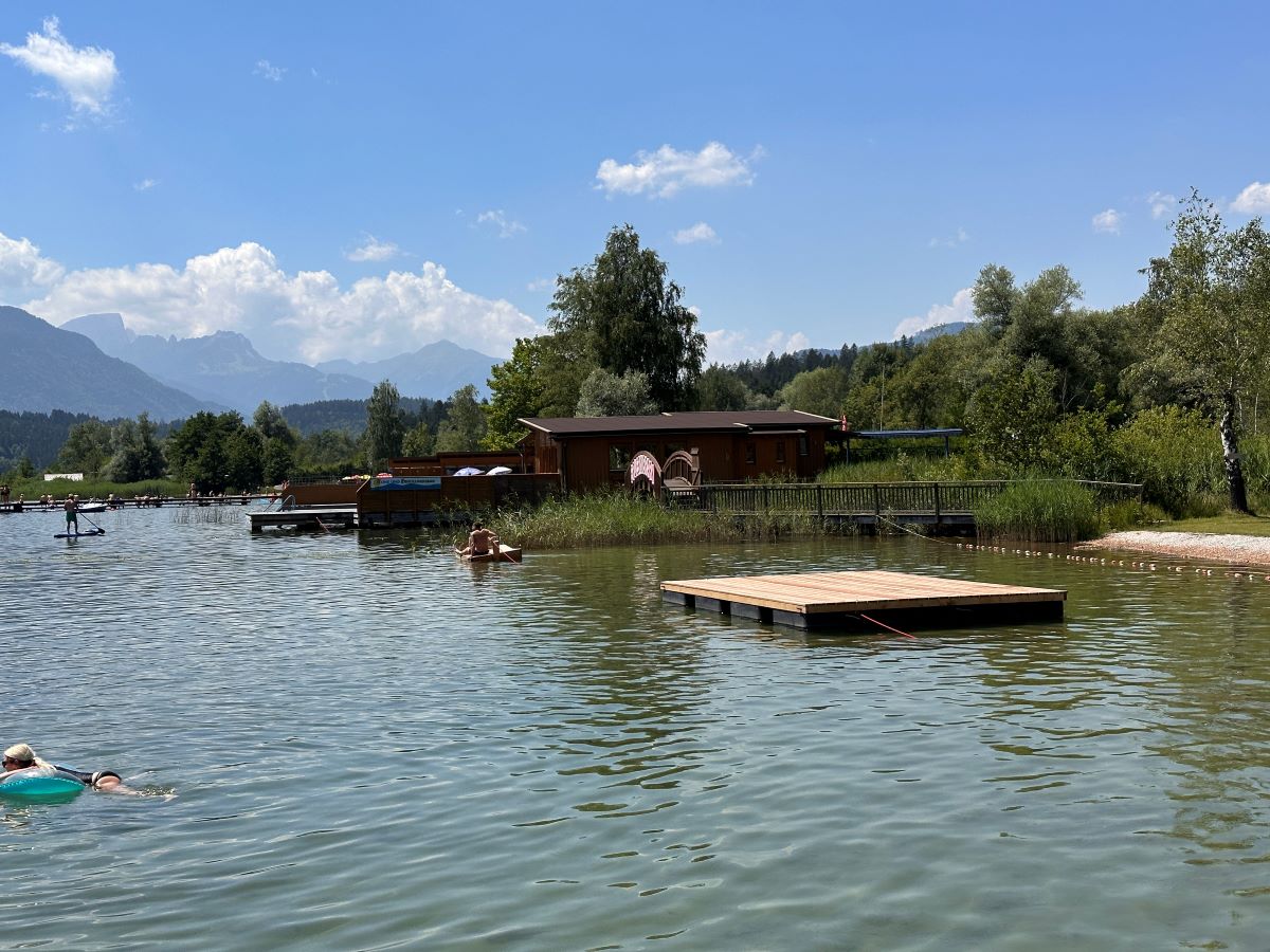 badesteg auf einem badesee
