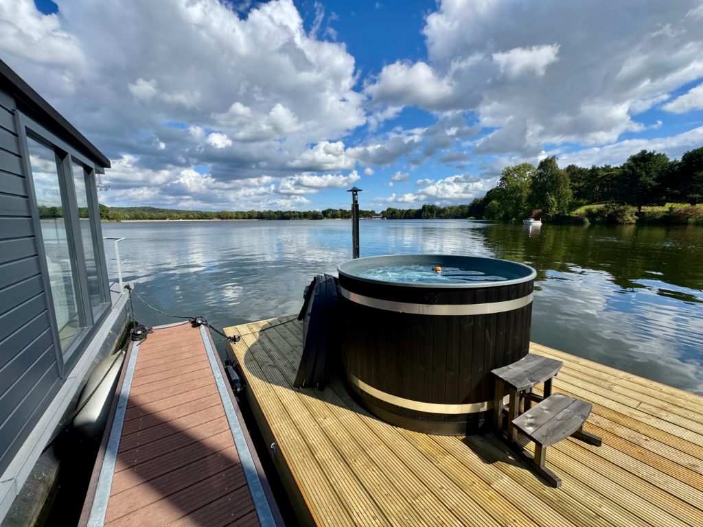 hottub auf schwimmsteg