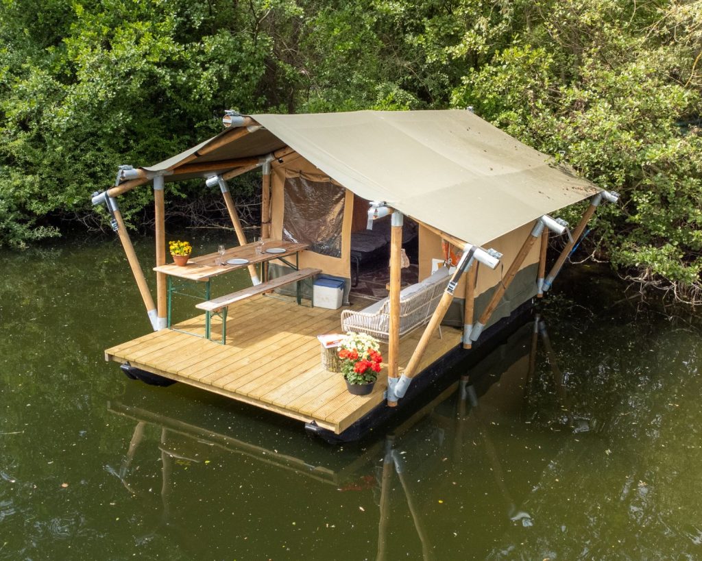 schwimmendes safarizelt von oben